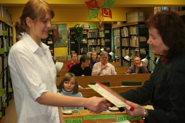 Najwierniejsi czytelnicy dostali książki. Na zdjęciu: Natalia Rączkowska odbiera gratulacje od dyrektor Pieniążek