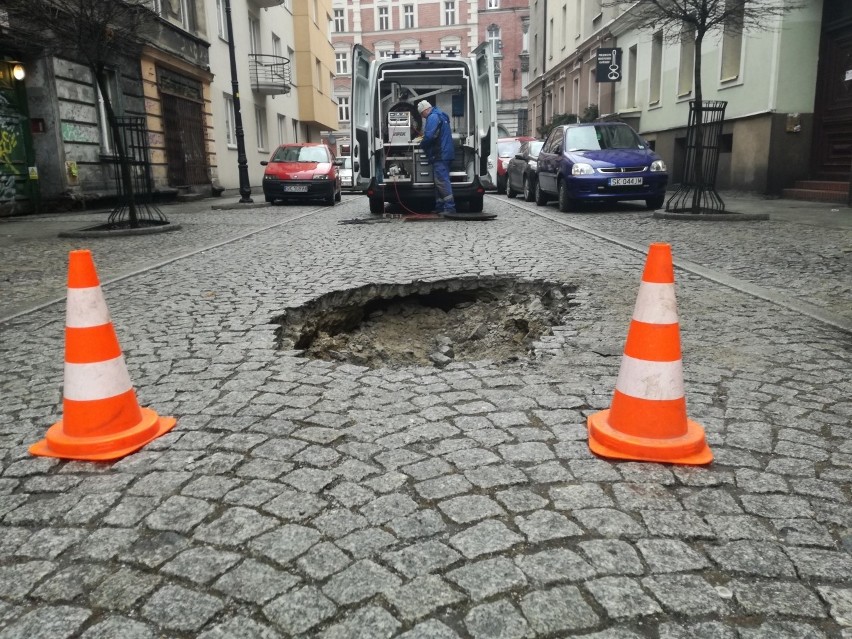 Na Krzywej w Katowicach zapadła się droga