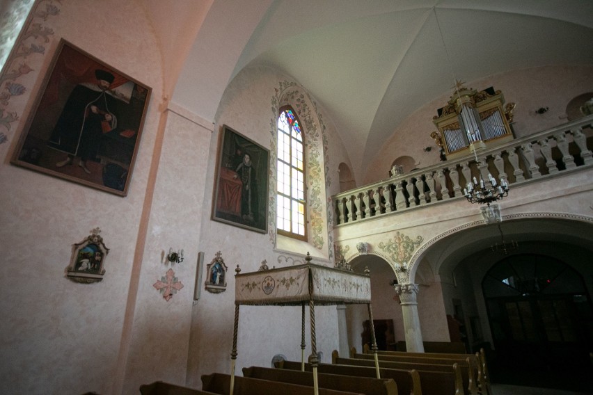 Odrestaurowana renesansowa polichromia ścian w kościele...