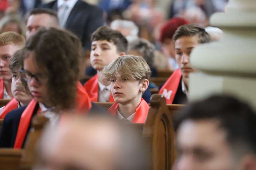 Sakrament bierzmowania u salezjanów w Kielcach. Przyjęło go 107 osób. Piękna uroczystość w Parafii Podwyższenia Krzyża Świętego