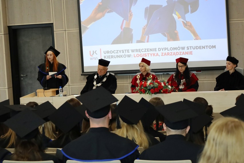 Studenci kierunku zarządzanie i logistyka Uniwersytetu Jana Kochanowskiego w Kielcach odebrali dyplomy ukończenia studiów. Zobacz zdjęcia