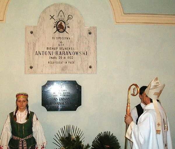 Ks. bp. Rimantas Norvila przed tablicą, za którą spoczywa trumna z ciałem ks. bp. Antoniego Baranowskiego.