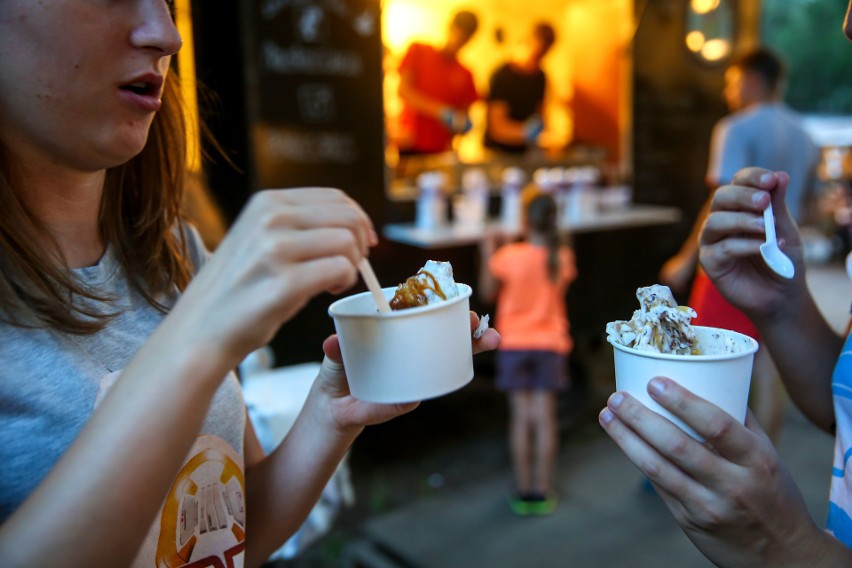 "Żarcie na kółkach". Foodtrucki znów zjechały do Krakowa