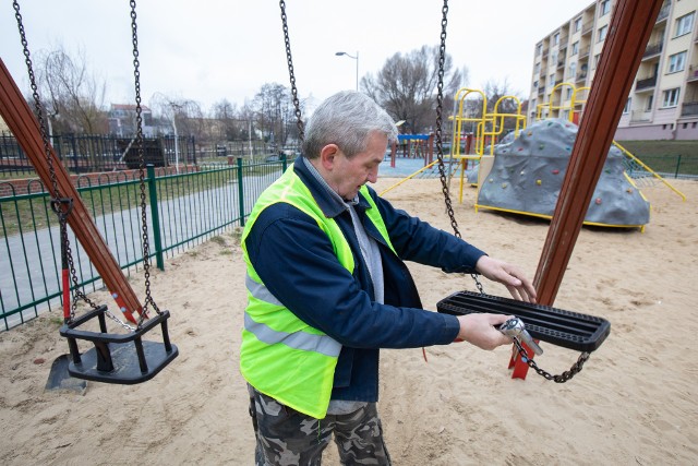 Pracownicy spółdzielni socjalnej „Bydgoszczanka” kontrolują stan urządzeń na miejskich placach zabaw. Zaczęli od centrum miasta