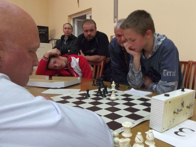 Przy szachownicy Cezary Żak z Sadku, który wygrał turniej w Bliżynie.
