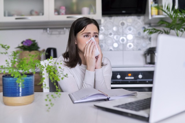 Na COVID-19 mogą częściej chorować m.in. te osoby, które wcześniej nie przechodziły często przeziębień.