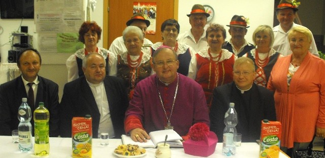 Biskup Andrzej Wypych (w dolnym rzędzie, w środku) ze Stanów Zjednoczonych gościł w rodzinnej gminie Bejsce. 