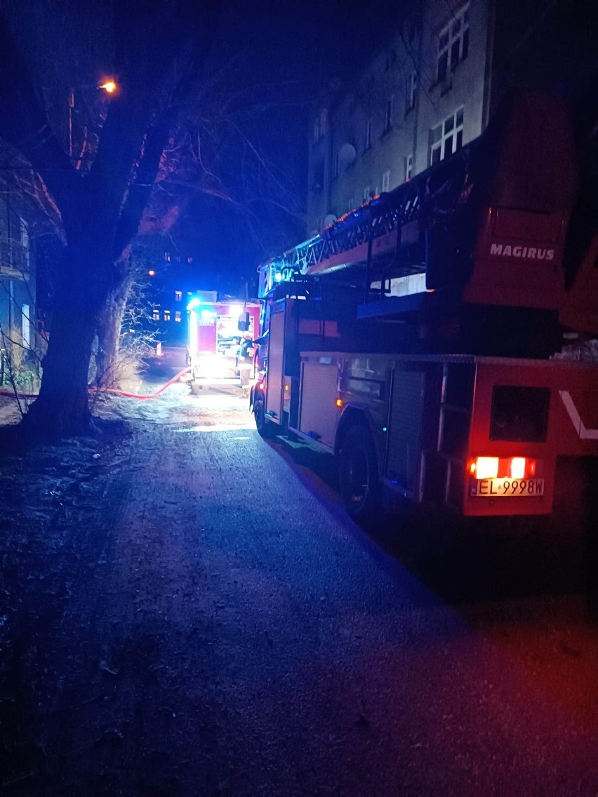 Pożar wybuchł po godz. 17. Na miejscu pracowało 18 strażaków