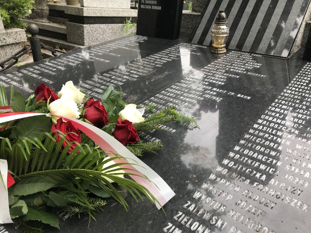 Urzędnicy z Chorzowa złożyli kwiaty na cmentarzu w Chorzowie Batorym.Zobacz kolejne zdjęcia. Przesuwaj zdjęcia w prawo - naciśnij strzałkę lub przycisk NASTĘPNE