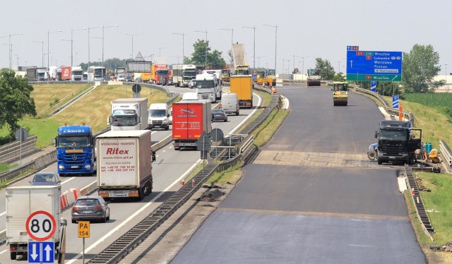 Pamiętacie zeszłoroczne remonty autostrady A4 pod Wrocławiem? To jeszcze nie koniec tych prac. Generalna Dyrekcja Dróg Krajowych i Autostrad we Wrocławiu tak rozłożyła te prace, by w jednym roku nie powodować za dużo utrudnień. Na ten rok pozostało wyremontowanie odcinka o długości nieco ponad jednego kilometra. Jest to jednak kluczowe miejsce, bo w jego centrum znajduje się punkt poboru opłat, zwany popularnie bramkami. Właśnie ogłoszono przetarg na wykonawcę tego zadania. Jeśli wszystko pójdzie zgodnie z planem, prace mogą ruszyć jeszcze przed wakacjami. Sprawdź na kolejnych slajdach, czego kierowcy powinni się spodziewać.ZOBACZ TAKŻE: TAK BUDOWANO AUTOSTRADĘ A4 POD WROCŁAWIEM 85 LAT TEMU - ARCHIWALNE ZDJĘCIA