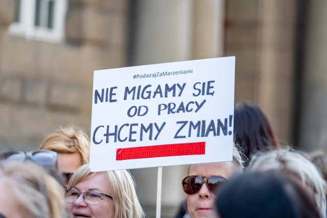 Na liście 21 postulatów związkowych umieścili m.in. podniesienie wynagrodzeń nauczycieli, zmniejszenie biurokracji w szkołach, poprawę warunków pracy.