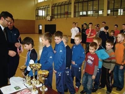 Najlepsi spośród "orlików" odbierają medale z rąk burmistrza Dariusza Marczewskiego. Fot.: Zbigniew Wojtiuk