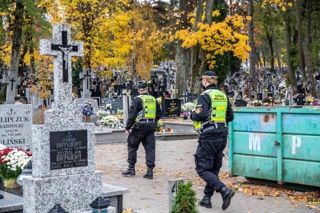 Teren i okolice cmentarzy patrolowali policjanci i straż miejska.