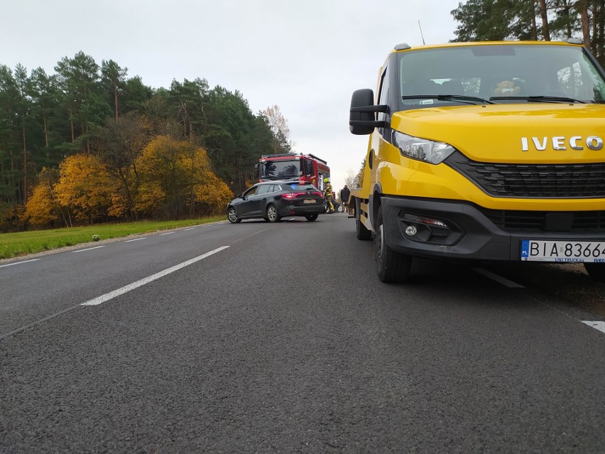 Zalesie. Wypadek na DK 65. Zderzenie forda z volkswagenem golfem. Dwie osoby ranne [ZDJĘCIA]