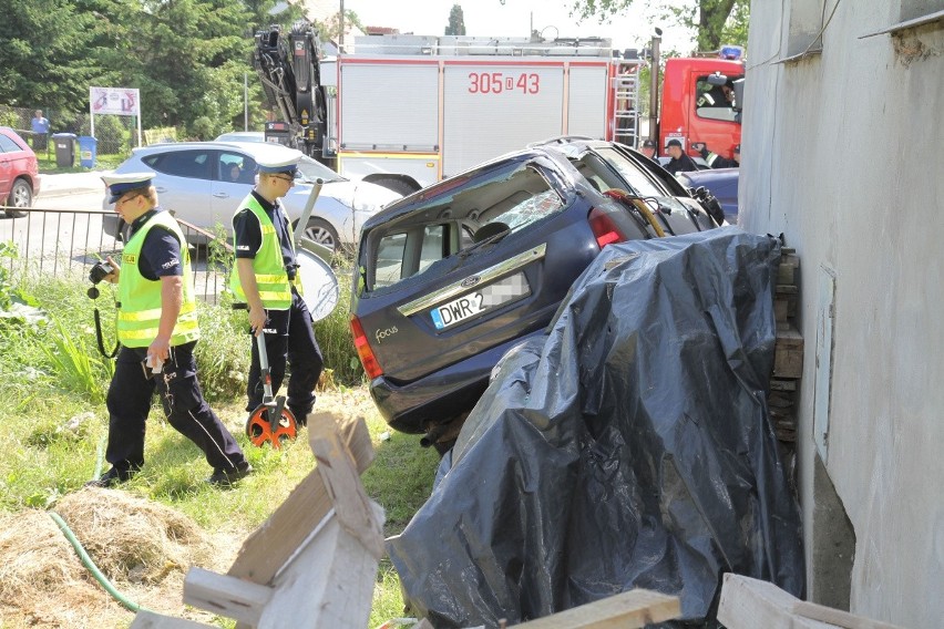 Wypadek w Kiełczowie. Pod Wrocławiem kierowca wjechał w dom i uciekł (ZDJĘCIA)