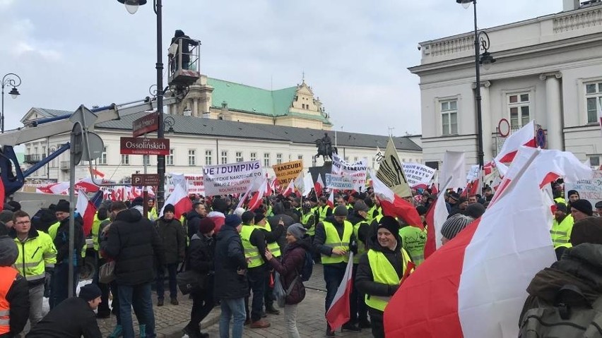 Protest rolników w Warszawie 6.02.2019. Nasi rolnicy pod Pałacem Prezydenckim (zdjęcia)