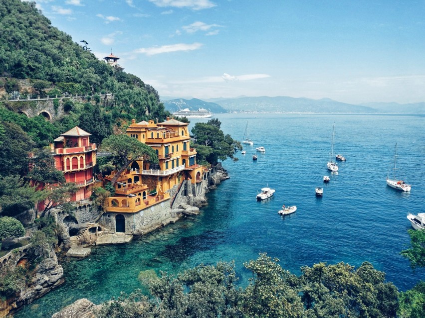 Piękny widok na zatokę powoduje, że turyści w Portofino...