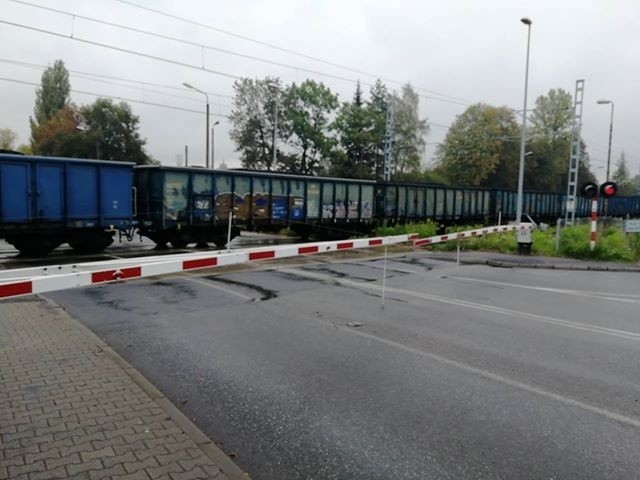 Pociąg towarowy blokuje przejazd kolejowy w Rudzie Śląskiej - Wirku