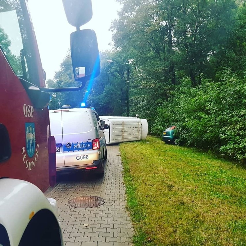 Wypadek w Słomnikach. Zderzyły się dwa samochody osobowy z dostawczym. Dwie osoby poszkodowane