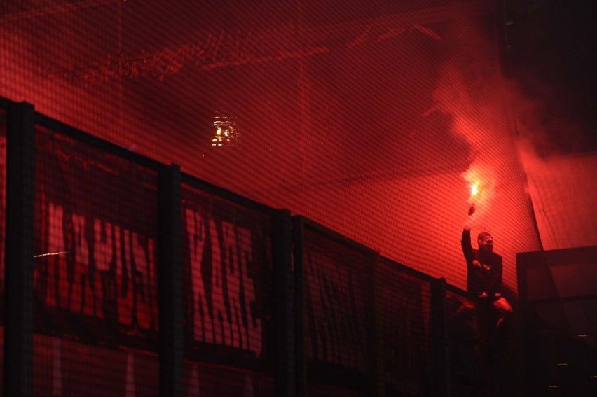 Derby Krakowa. Trwa szacowanie zniszczeń na stadionie Wisły. Jej kibice... podpalili krzesełka [ZDJĘCIA]