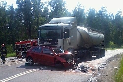 Skoda została uderzona przez ciężarówkę- cysternę 