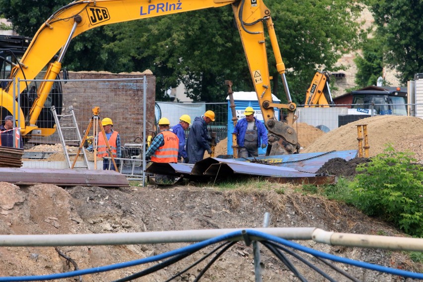 Jedna rzeka, dwa mosty. Zobacz, na jakim etapie są prace przy przeprawach na Czerniejówce przy Fabrycznej oraz Pawiej