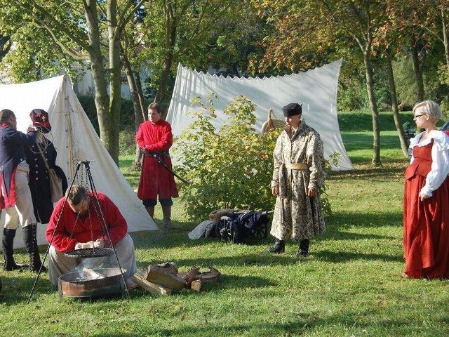 Grupa rekonstrukcyjna z Gdańska pokazała się w mundurach pruskich z czasów wojsk napoleońskich. Bydgoszczanie przyjechali do Solca w strojach staropolskich.