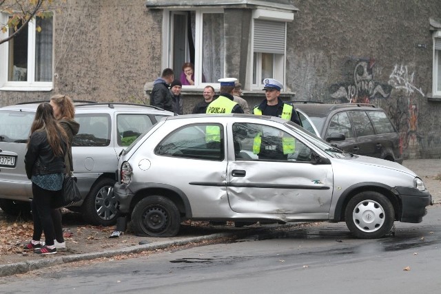 Wypadek na Karłowicach. Oplem corsą staranowali trzy inne samochody i uciekli