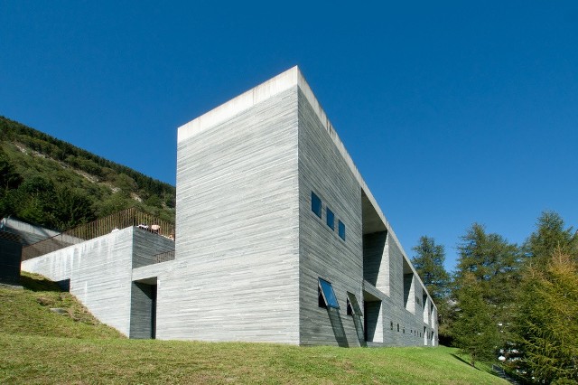 Światowej sławy architekt chce projektować dla Kielc! Obiekty Petera Zumthora ściągają miliony turystówHotel Therme Vals w Szwajcarii, zaprojektowany przez Petera Zumthora w 1996 r.