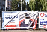 Niszczone banery wyborcze w Malborku. Ktoś powycinał głowy kandydatom Prawa i Sprawiedliwości