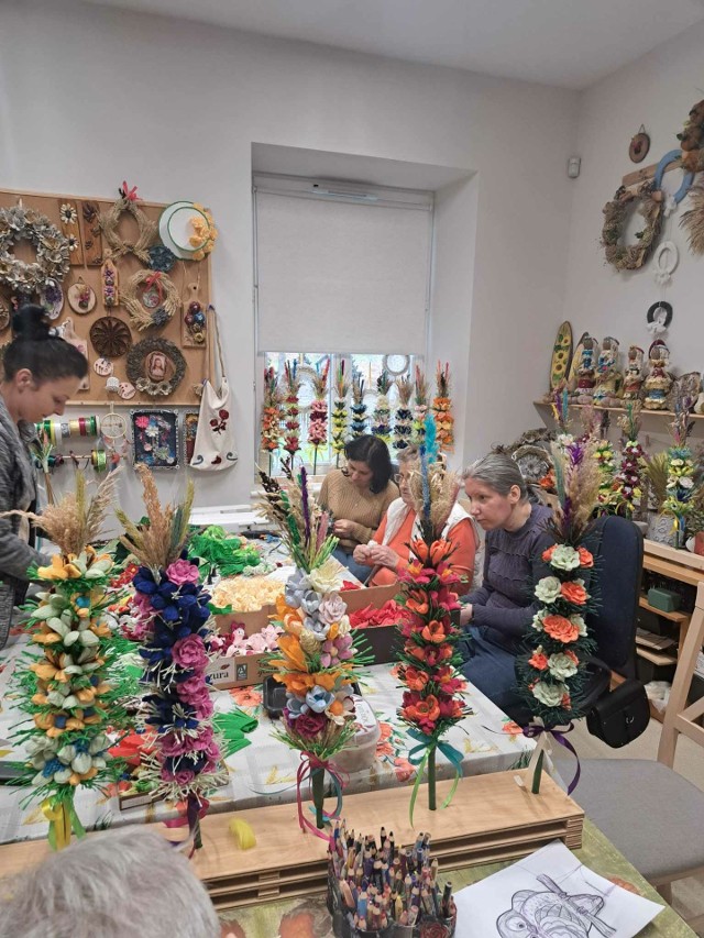 Przepiękne palmy wielkanocne i świąteczne kartki powstają  w Środowiskowym Domu Samopomocy w Łoniowie