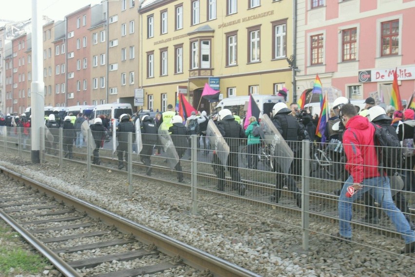 Marsz Równości w asyście policji. NOP-owcy w małych grupach, rzucali jajkami (ZDJĘCIA, FILM) 