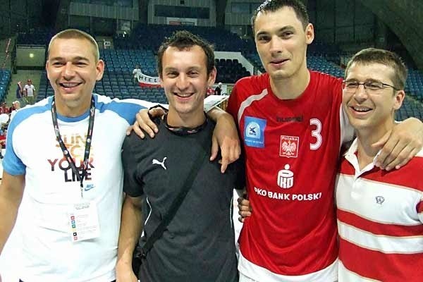 Krzysztof Lipka (pierwszy z prawej) oraz Grzegorz Sobut i Marcin Basiak grali razem w mieleckiej Stali. Teraz przyjaciele staną po przeciwnych stronach barykady. Tu na zdjęciu z medalistą mistrzostw świata Krzysztofem Lijewskim. 