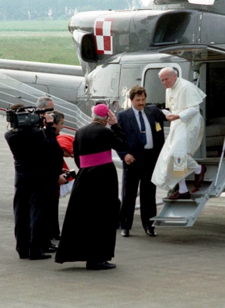 Papież tuż po wylądowaniu w Radomiu....