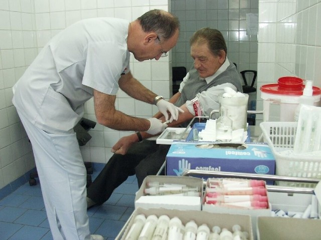 Bogusław Wiecheć z Opola nie bał się strzykawki, sam się zgłosił na badania, korzystając z &#8222;dnia otwartych drzwi na kardiologii&#8221; w opolskim WCM. Krew pobrał mu lekarz Andrzej Chrobot.