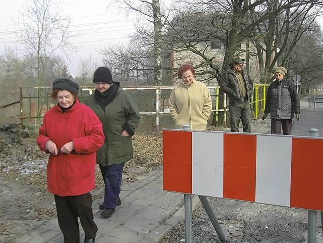 - Jest nam zbyt daleko do przystanku autobusowego - mówią ( od lewej) pani Maria, Krzysztof Wabiszewski, Krystyna Jaworska i Urszula Sława.