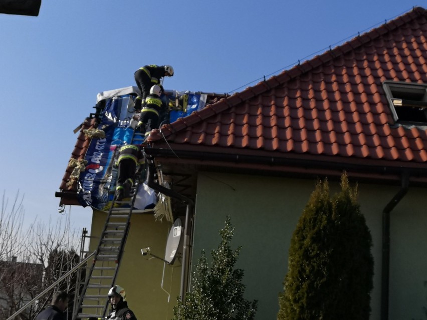 Dom stanął w ogniu. Czteroosobowa rodzina z Dojazdowa została bez dachu. Z pomocą pospieszyli sąsiedzi i kuzyni