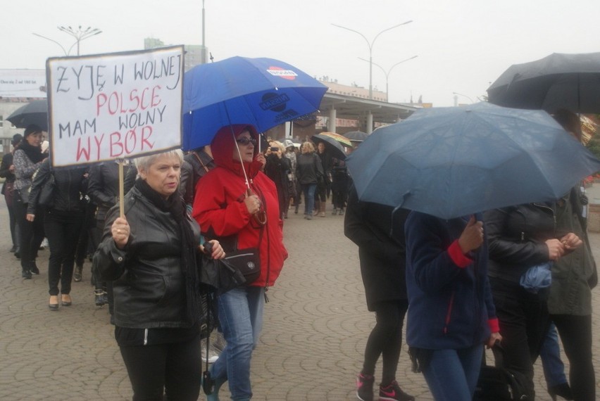 Kilkaset kobiet protestowało przeciwko zmianom w ustawie...