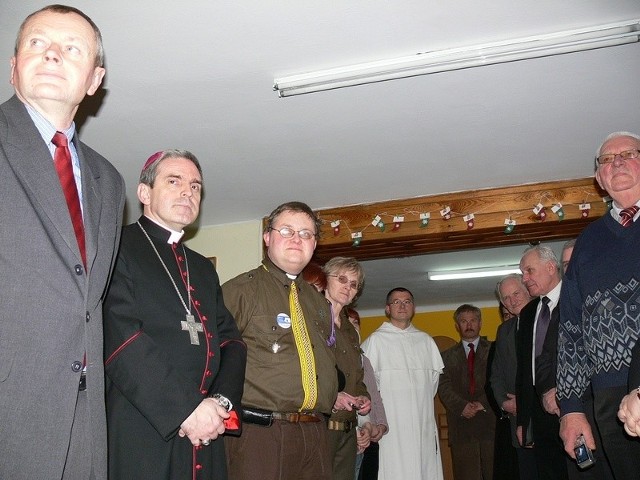 Gościem honorowym spotkania opłatkowego tarnobrzeskich skautów był biskup sandomierski Krzysztof Nitkiewicz (drugi od lewej).