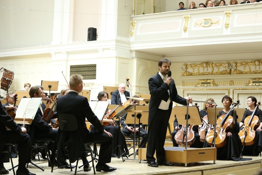 Łukasz Borowicz i orkiestra Filharmonii Poznańskiej