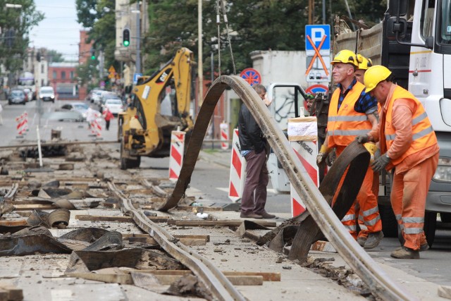 Zarobki osób, które skończyły 50 lat, są bardzo zróżnicowane. W woj. łódzkim osoby te zarabiają  przeciętnie ok. 2730 zł netto