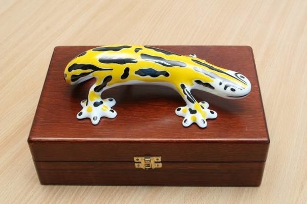 Jaszczur figurka porcelanowa – dar Fabryki Porcelany AS...