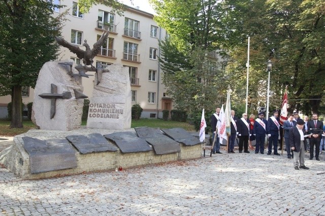 Obchody pod Pomnikiem Ofiar Komunizmu przy ul. Anstadta