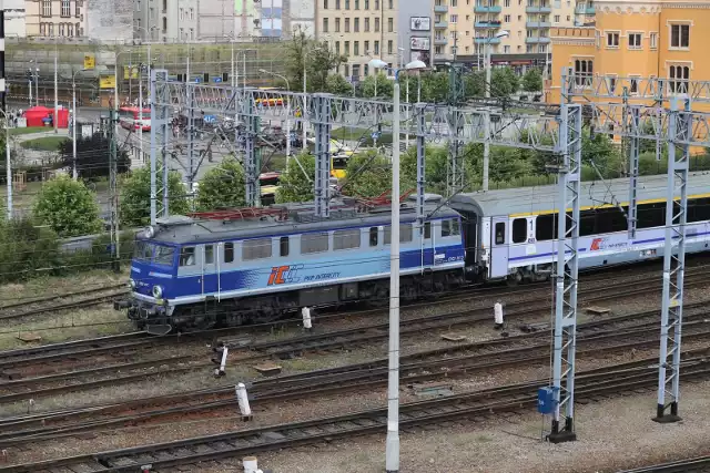 Opóźnienie - 15 godzin i 32 minutyPociąg formalnie został odwołany z przyczyn technicznych przez niemieckie koleje Deutsche Bahn, ale i tak, aby wyruszyć w drogę powrotną następnego dnia przejechał całą trasę, tyle że bez pasażerów. Skład w Głogowie osiągnął rekordowe 932 minuty opóźnienia i jest najbardziej opóźnionym pociągiem na polskich torach od 2017 roku. W 30. najbardziej opóźnionych składów jest jeszcze osiem innych pociągów przejeżdżających przez Wrocław. Wszystkie były opóźnione o ponad pięć godzin.