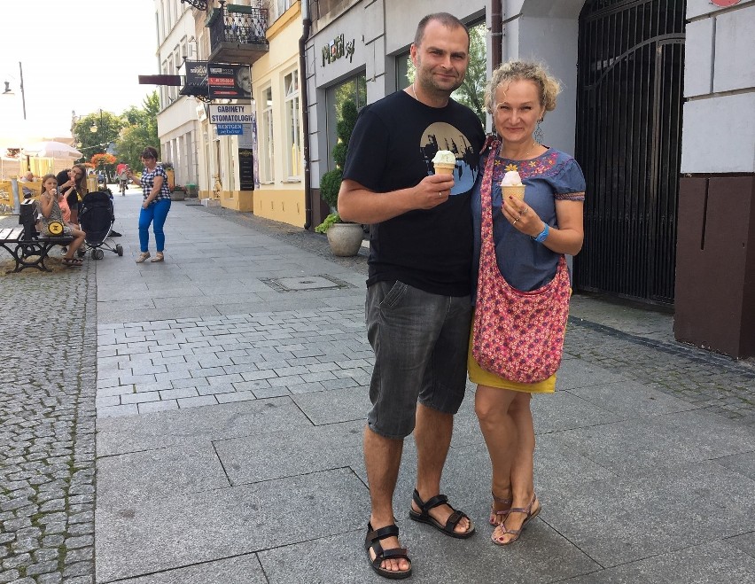 Mieszkańcy Radomia w upalne dni chętnie kupują lody.