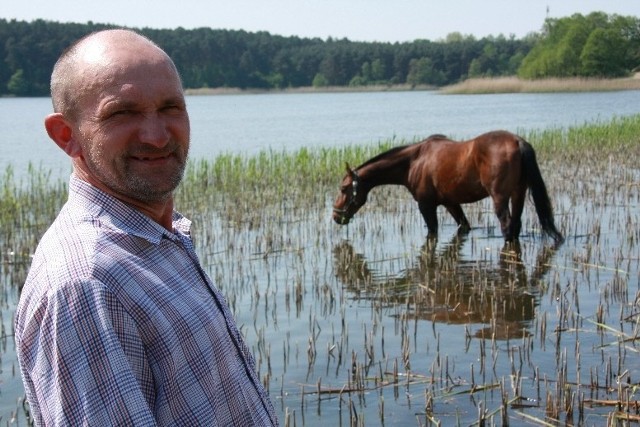 - Konie mojej córki wody się nie boją. Ich przysmakiem są szuwary porastające brzegi jeziora - mówi Jan Rak z Radgoszczy.