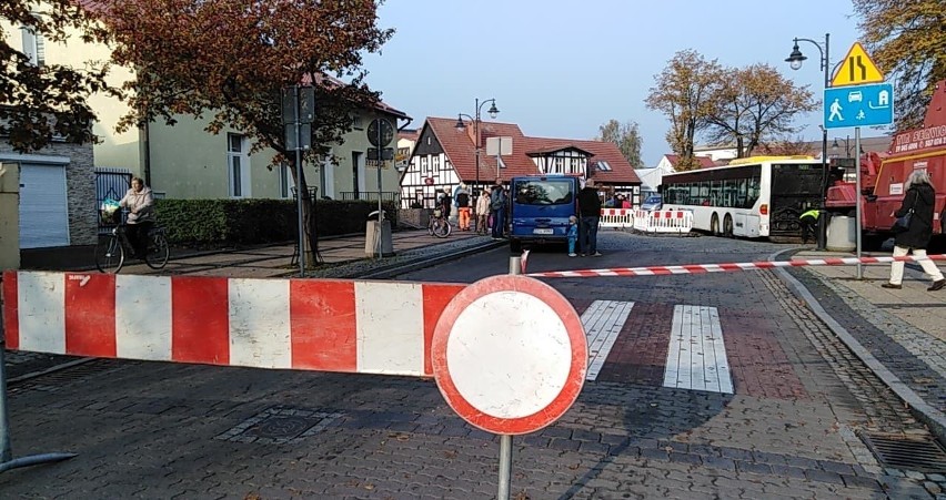 Awaria sieci wodociągowej w Ustce. Woda podmyła fragment...