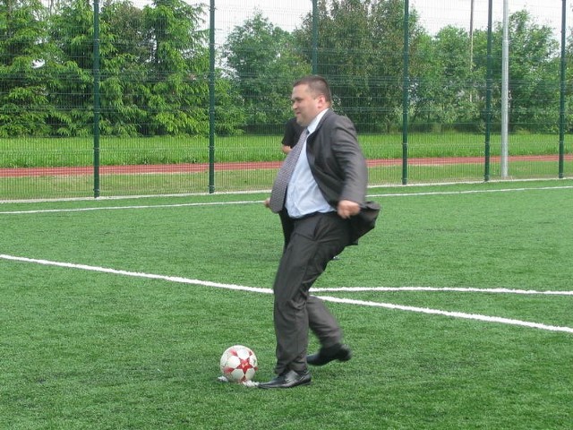 Wójt Andrzej Żołyński wypróbował nowe boisko do gry w piłkę nożną