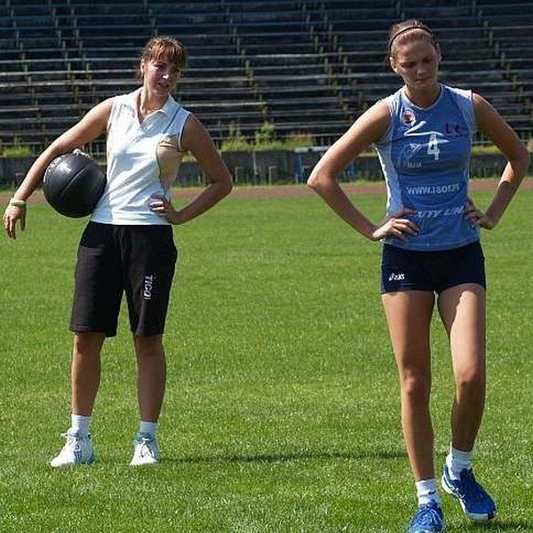 Nim mieleckie siatkarki wezmą do rąk piłki do siatkówki, muszą na razie zadowolić się piłkami.... lekarskimi. Od lewej: Paulina Dutkiewicz i Anna Związek.