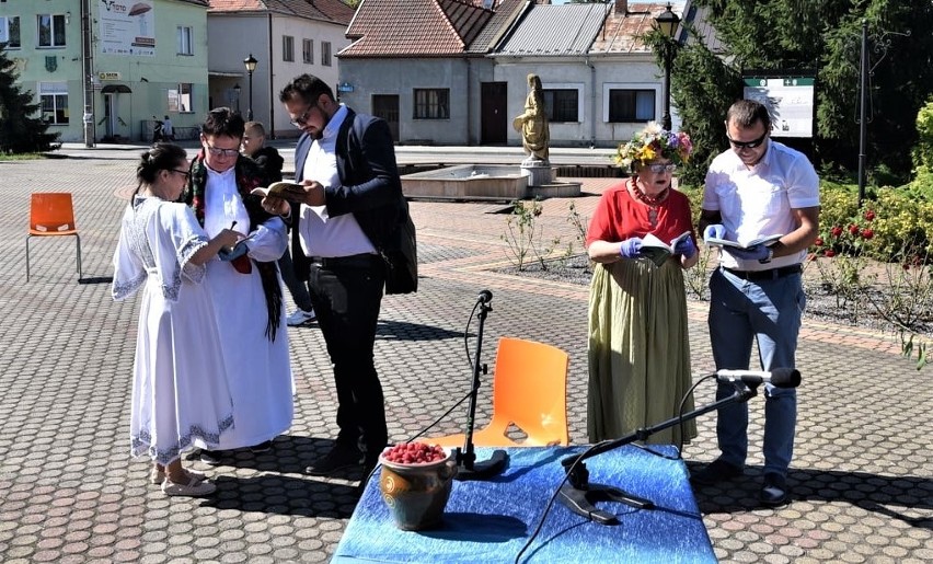 Narodowe Czytanie "Balladyny" przy malinach na Rynku w Baranowie Sandomierskim [ZDJĘCIA]